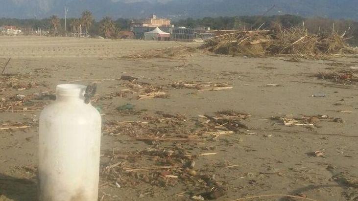 Una discarica cresce al posto delle tende vip della Versilia