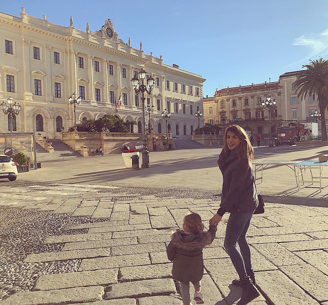 Elisabetta Canalis con la figlia in piazza d'Italia a Sassari