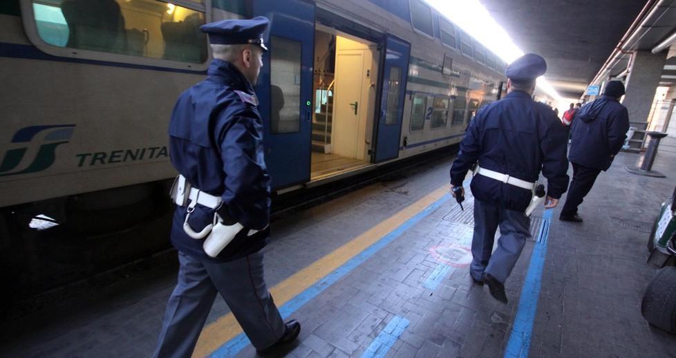 Capotreno aggredita salvata dalla porta a vetri 
