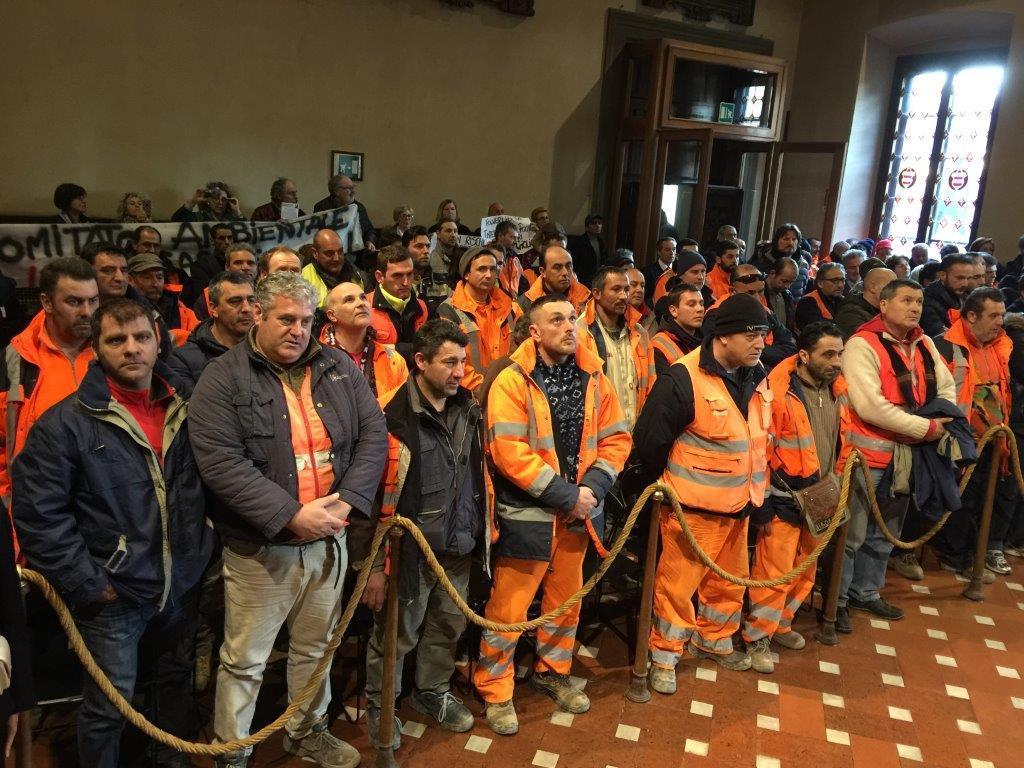 I lavoratori della Varvarito in consiglio comunale (foto d'archivio)