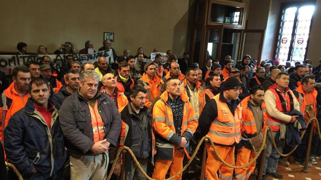 I lavoratori della Varvarito in consiglio comunale (foto d'archivio)
