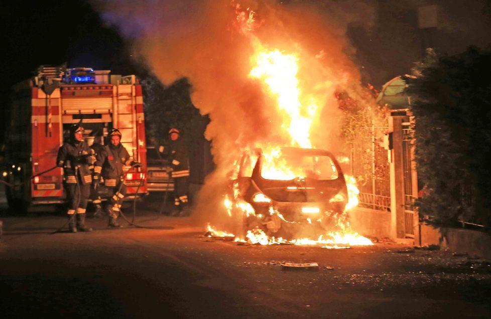 «Dopo l’auto bruciata siamo terrorizzati» 