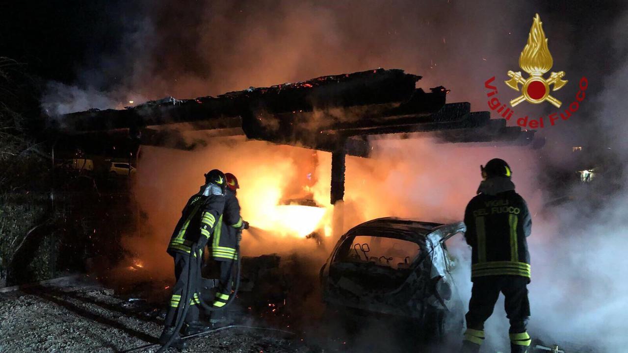 Due auto distrutte dalle fiamme