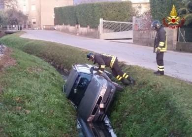 Con l’auto nel fosso che costeggia la strada