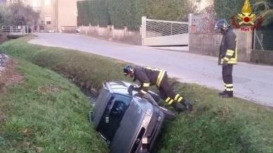 Con l’auto nel fosso che costeggia la strada