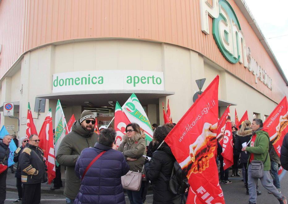 Sciopero nei supermercati ma i clienti fanno la spesa