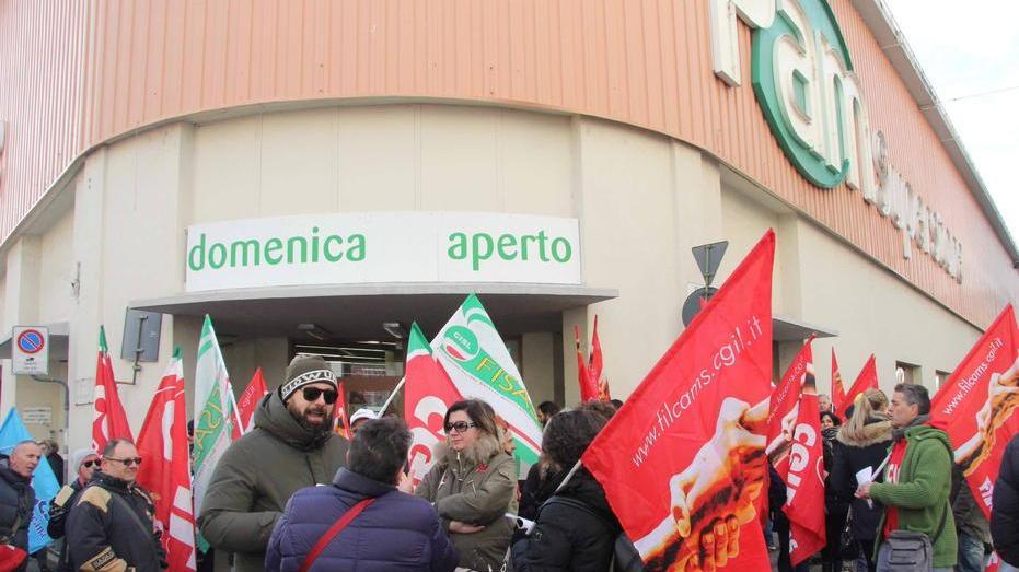 Sciopero nei supermercati ma i clienti fanno la spesa