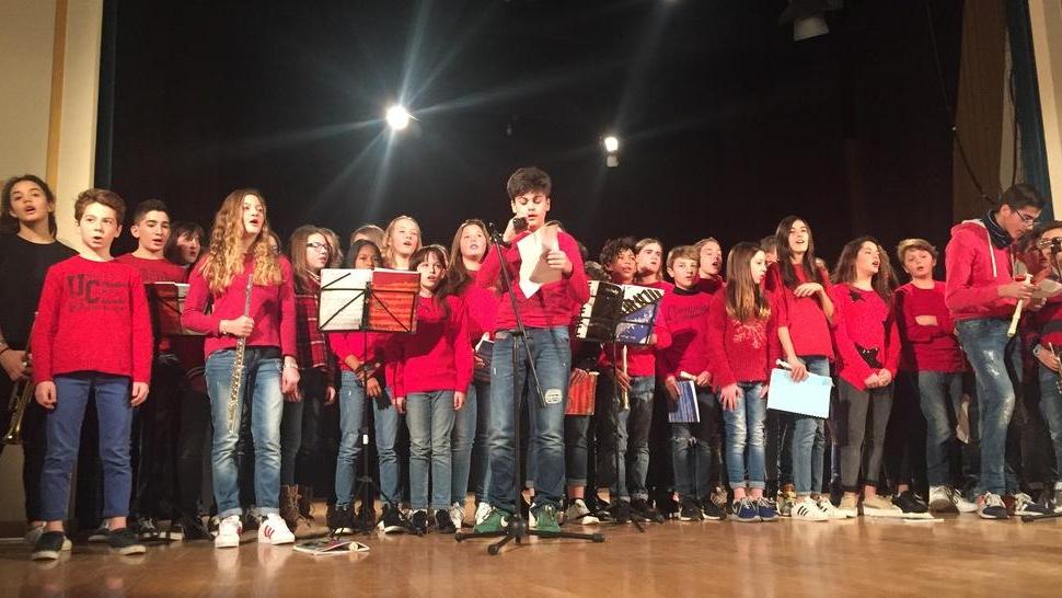 La scuola fa festa al teatro con canti, concerti e balli