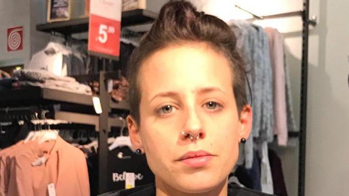 La commessa che lo ha scoperto «Urlava ed è fuggito»