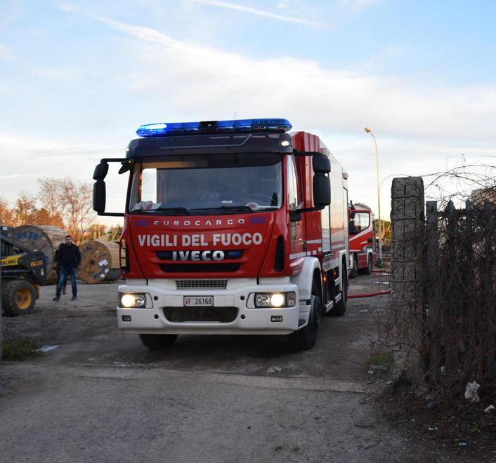 Trattore semidistrutto Il rogo spento in due ore