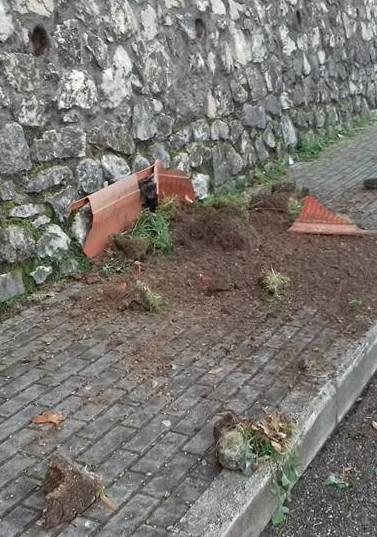 Il presepe di Barga Vecchia devastato dai vandali 