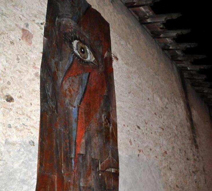 Sul muro appare il volto di David Bowie