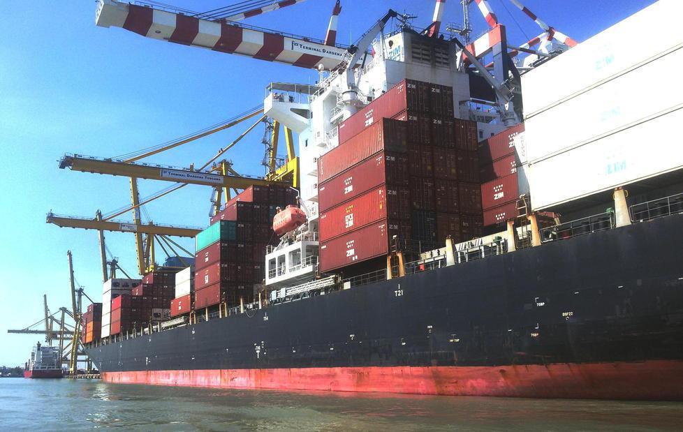 Porto: giù container e crociere 