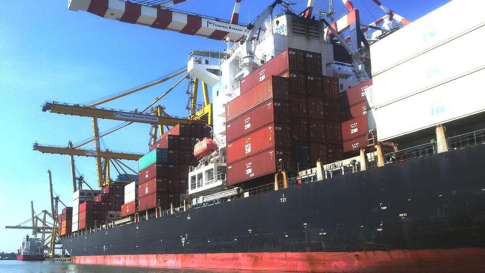 Porto: giù container e crociere