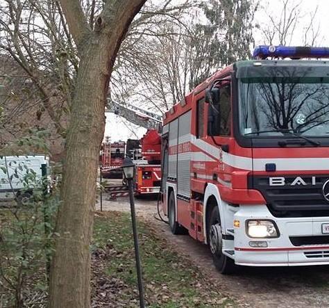 Canna fumaria difettosa Brucia il tetto di una casa 