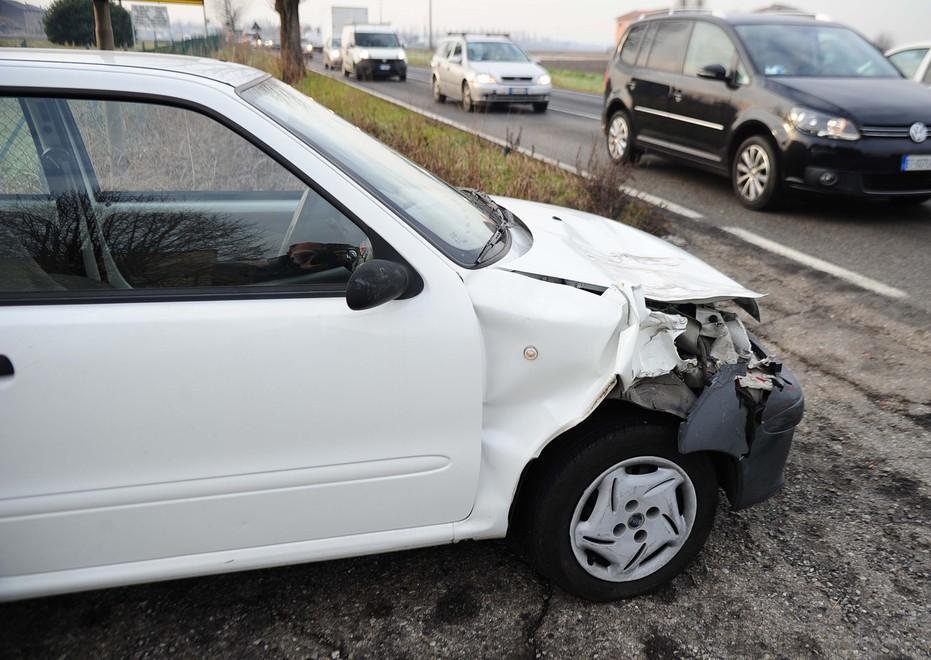Due tamponamenti, una donna resta ferita