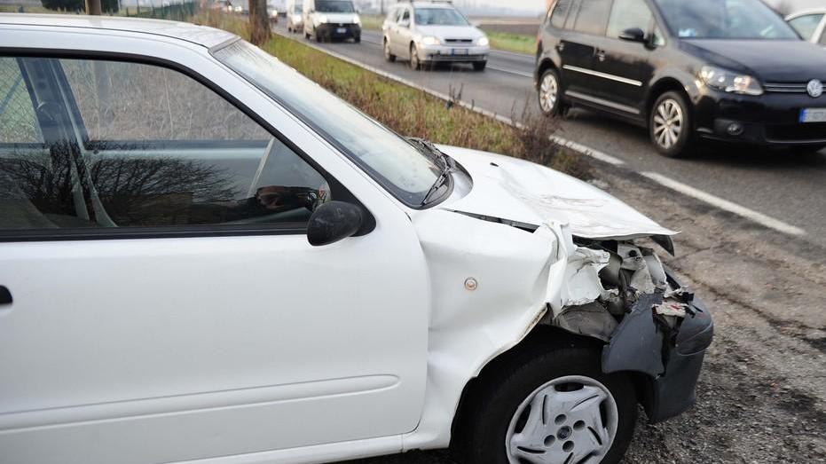 Due tamponamenti, una donna resta ferita