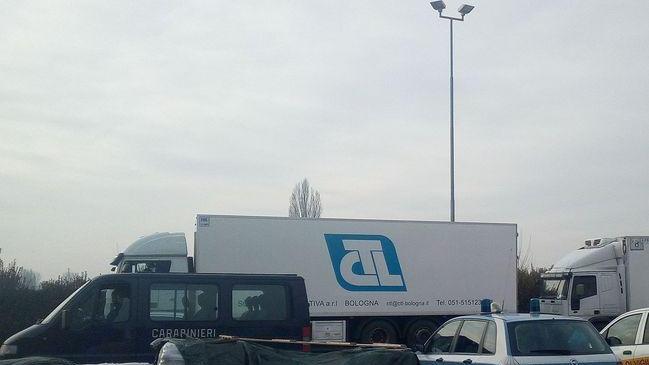 Coop, in 500 protestano bloccando i Tir in arrivo