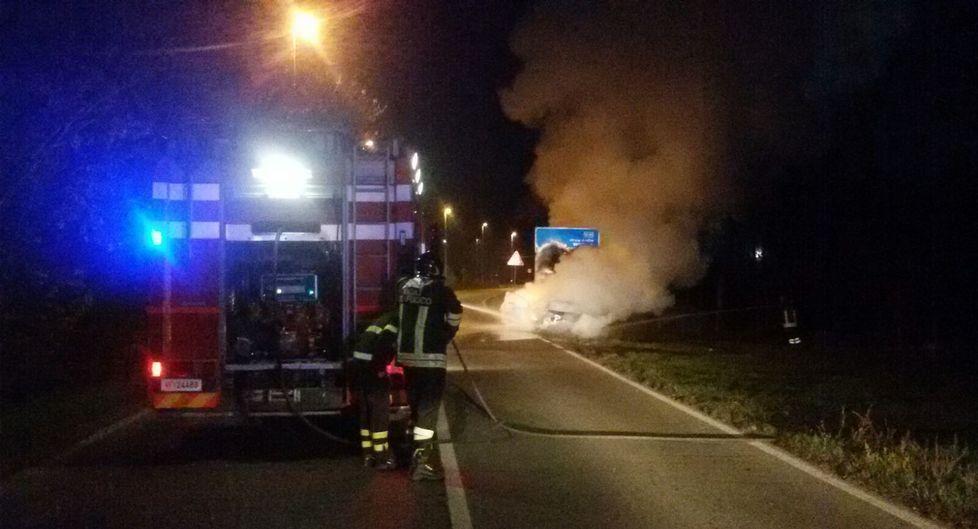 In via Prati Vecchi una macchina si schianta contro un cartello stradale e prende fuoco