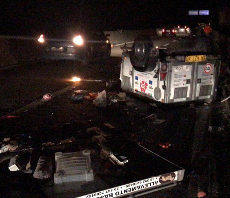 Si ribalta carrello con i cani incidente sulla Variante 