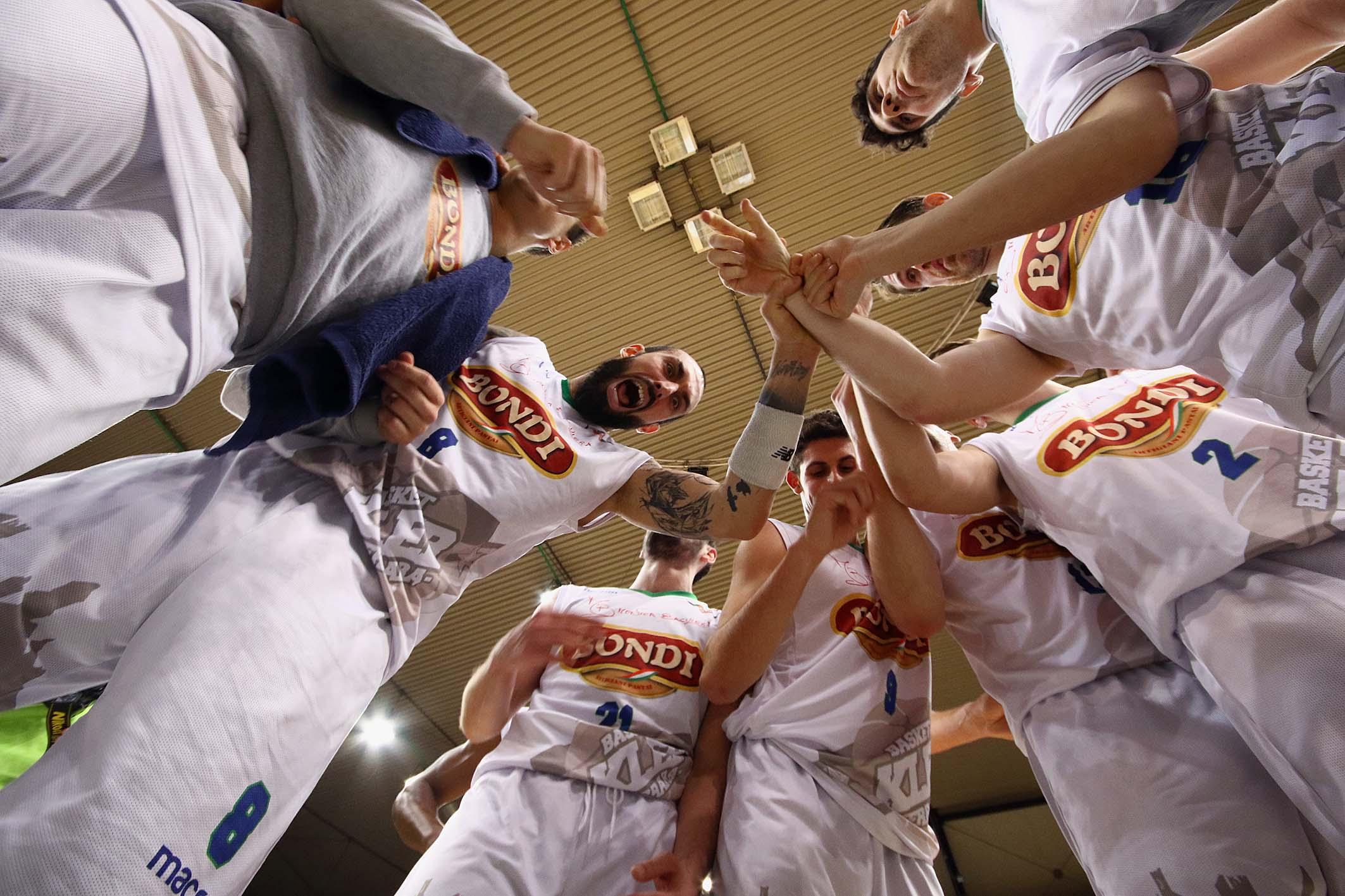 Bondi durante un time out contro Bergamo (foto Teodorini)