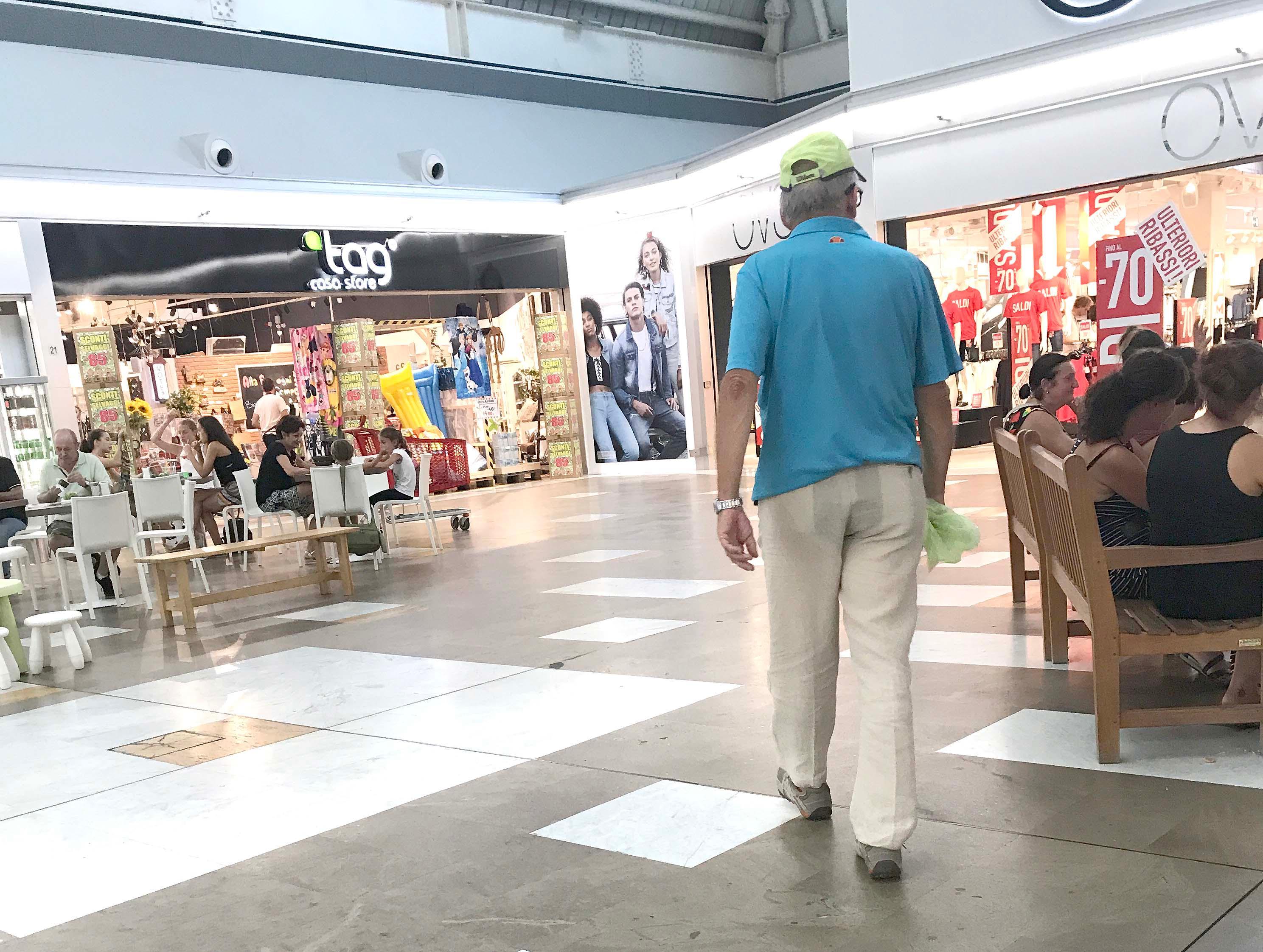 L'uomo ha rubato all'interno del Centro commerciale "Le Mura"