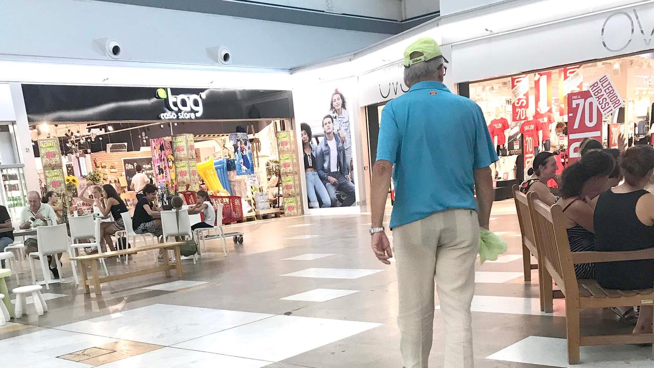 L'uomo ha rubato all'interno del Centro commerciale "Le Mura"