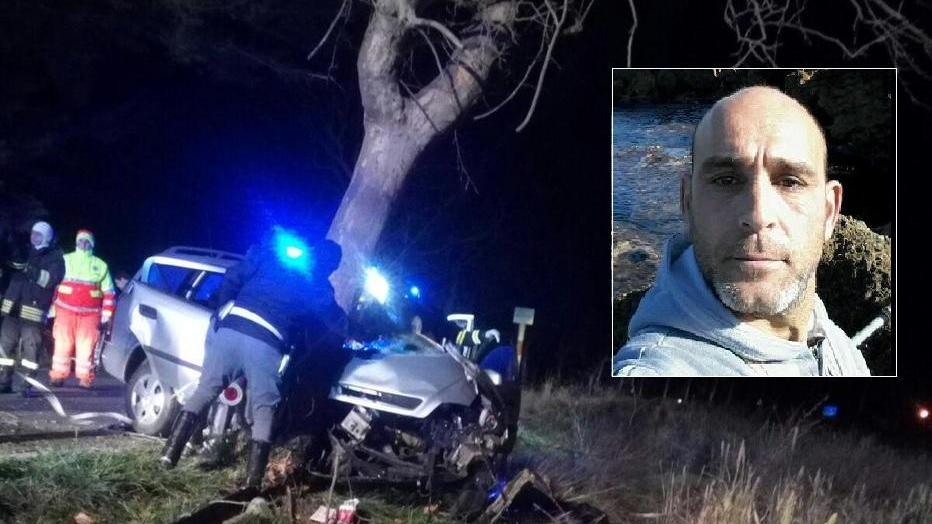L'auto devastata dall'impatto con l'albero e la foto di Alessandro Brandoni
