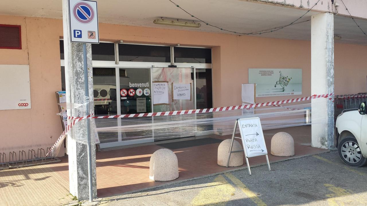 L'ingresso del negozio con la vetrata rotta
