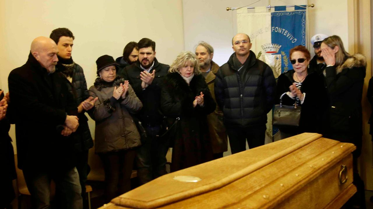 Reggio Emilia, tanta gente per l'ultimo saluto a Ghiretti