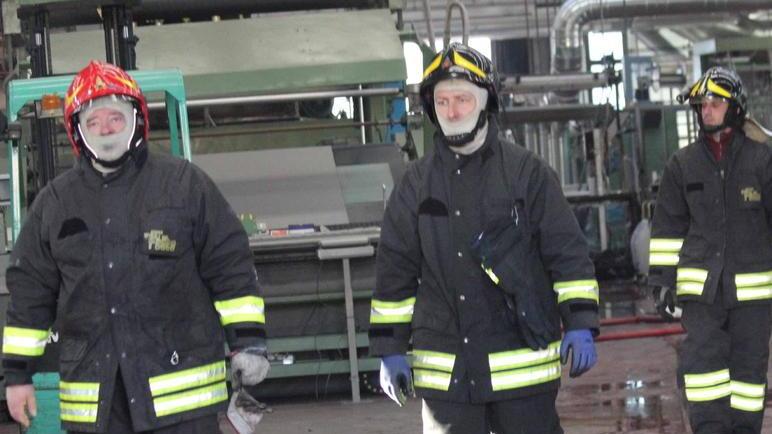 Va a fuoco una ramosa operaio lievemente intossicato