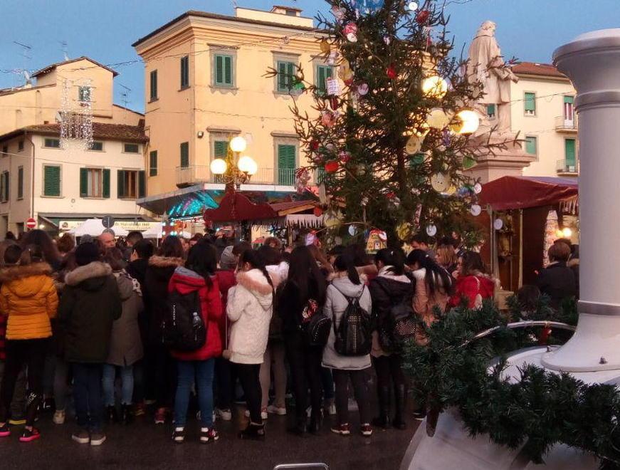 Piazza decorata dai bimbi con l’abete della gentilezza