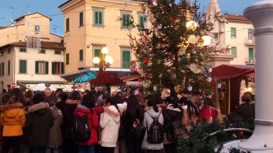 Piazza decorata dai bimbi con l’abete della gentilezza