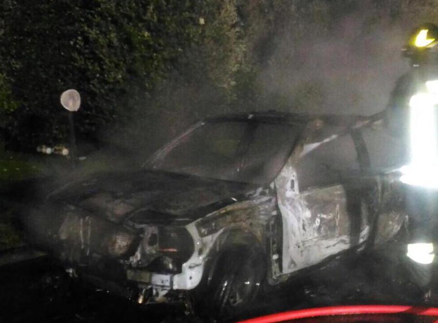 A fuoco le automobili di padre e figlia: mistero 