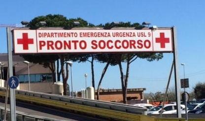 Picchia medico e due infermieri 
