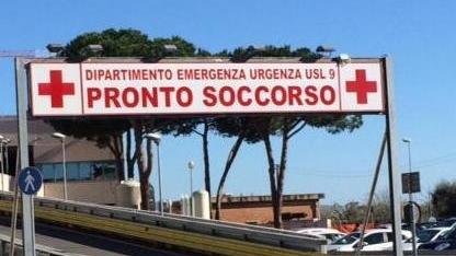 Picchia medico e due infermieri