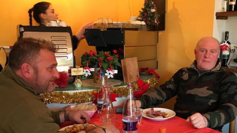 A destra Pietro Guidi nel momento in cui gli abbiamo dato la notizia