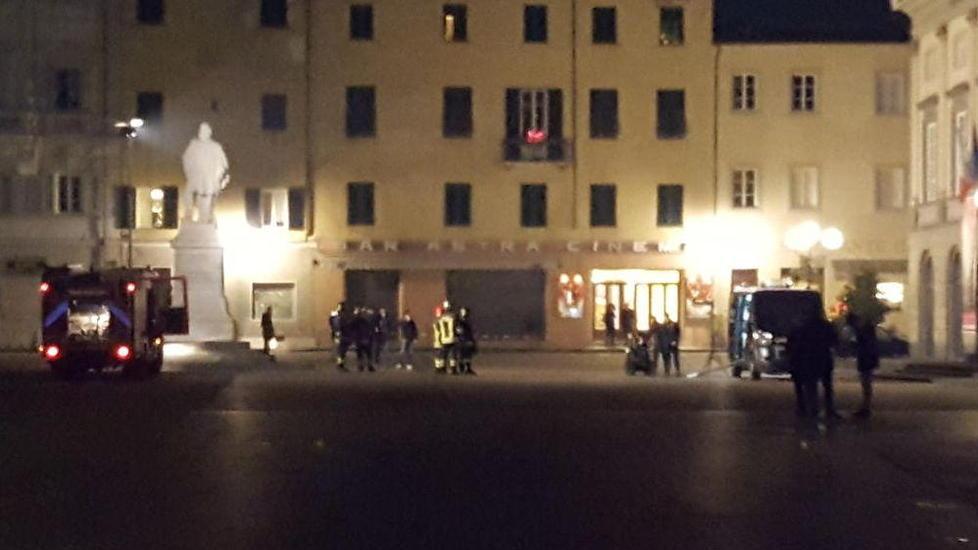 Allarme bomba in piazza Grande Zaino fatto brillare dagli artificieri