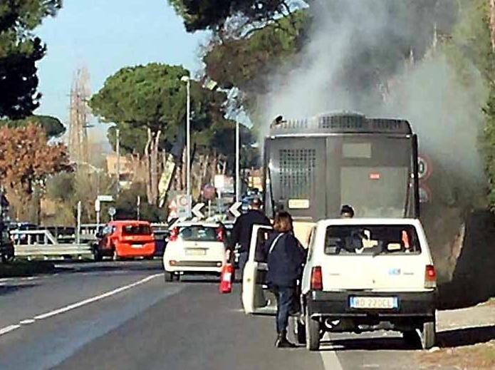 Fiamme su un altro autobus del Ctt 