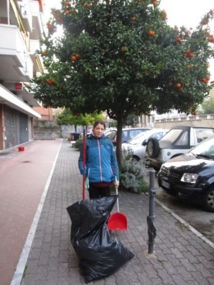 Pulizia “privata” in via Pascoli 