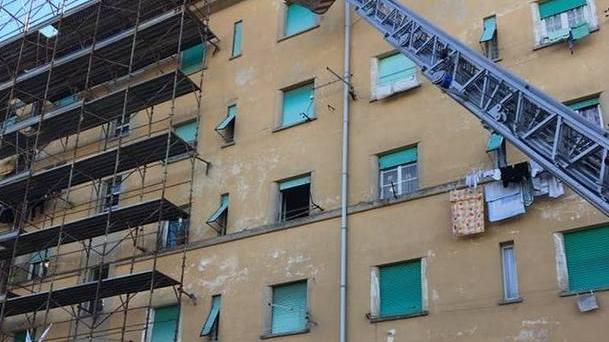 Giù un cornicione in via Bruno