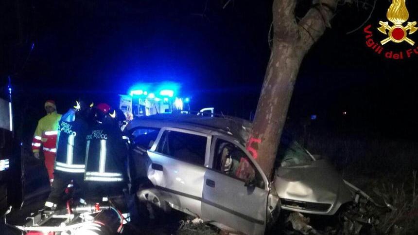 Muore a 45 anni nell’auto contro l’albero
