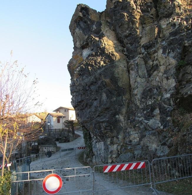 Quel grande sasso che minaccia Varana