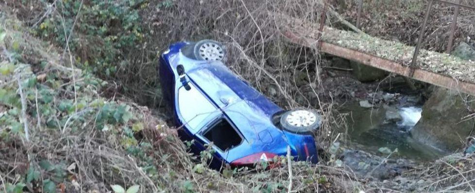 Fanano, auto sbanda e finisce nel canale