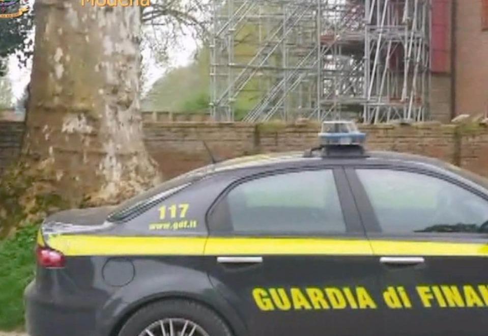 Tanti rimborsi fasulli per fienili e scorte: Finanza in pressing 