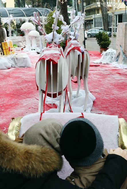 Il Natale aspetta grandi e piccoli sul viale Carducci