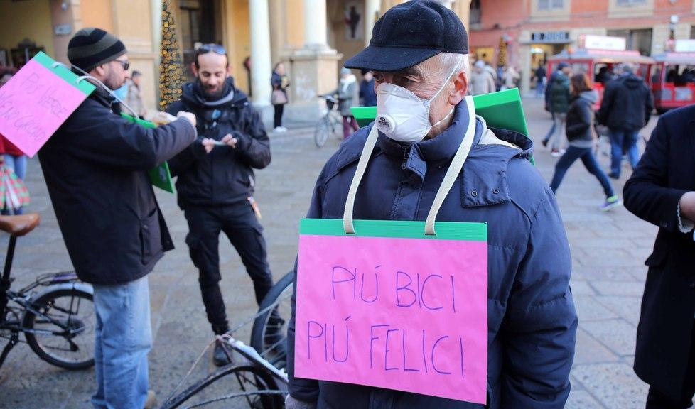 In piazza ma con la mascherina 