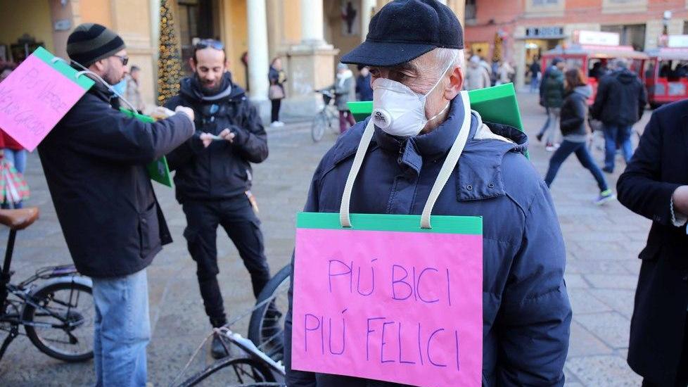 In piazza ma con la mascherina