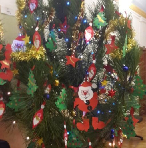 I bambini e l’albero per il Comune