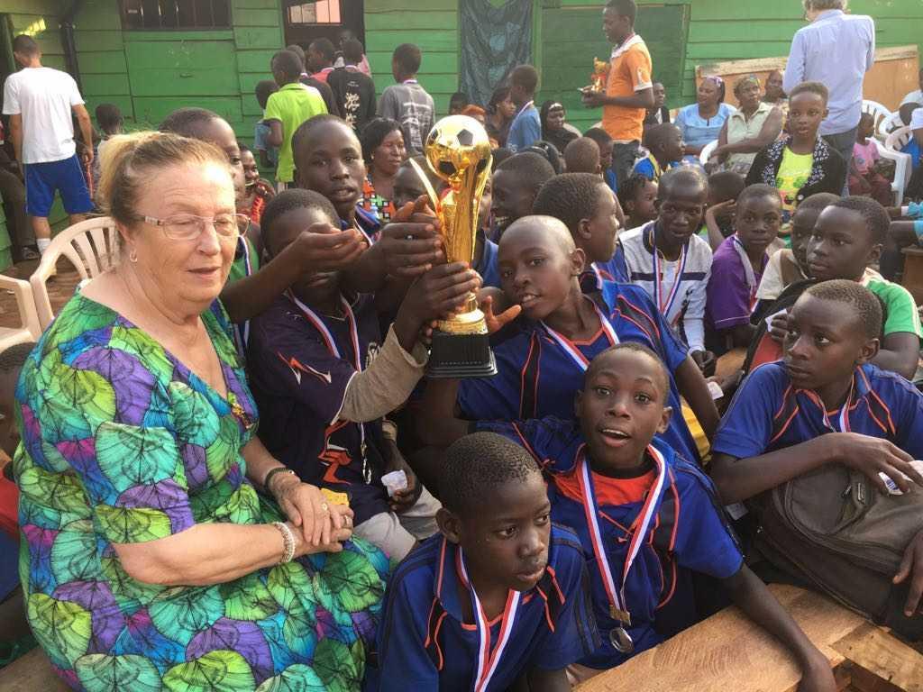 Salvatorica in mezzo ai suoi bambini in Uganda